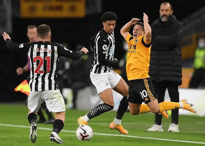 kaiyun官网-冲刺阶段德甲焦点战，西汉姆外线爆发，气氛紧张，轮换策略成焦点(德甲法兰克福最新战况)